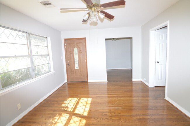 Building Photo - 1403 Elton St