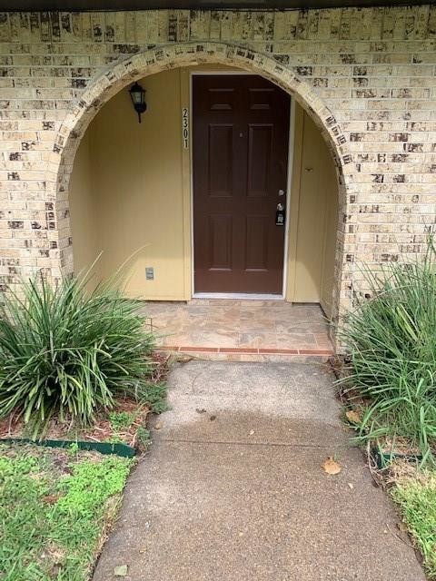 Building Photo - 2301 Briarwood Dr
