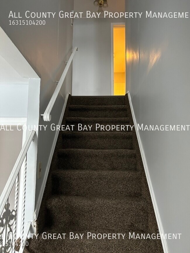 Building Photo - 6 Bedroom in Central Islip Great Location