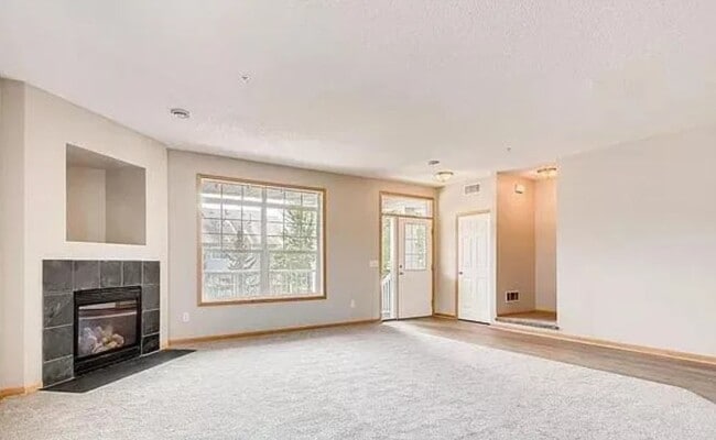 Building Photo - Modern Comfort & Convenience in Plymouth f...