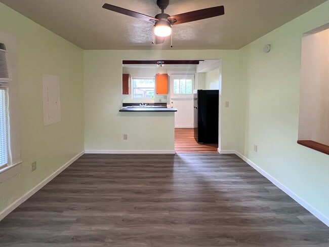 Building Photo - 2BR/1BA Pet Friendly Cottage off Waldo Roa...