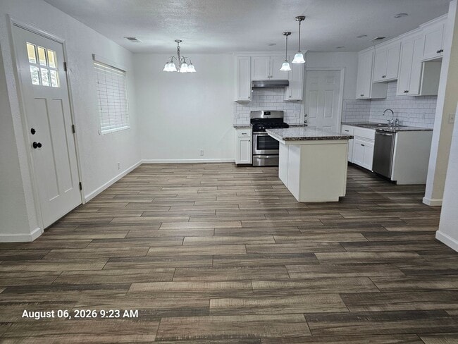 Building Photo - 1553 E Stockham Ave