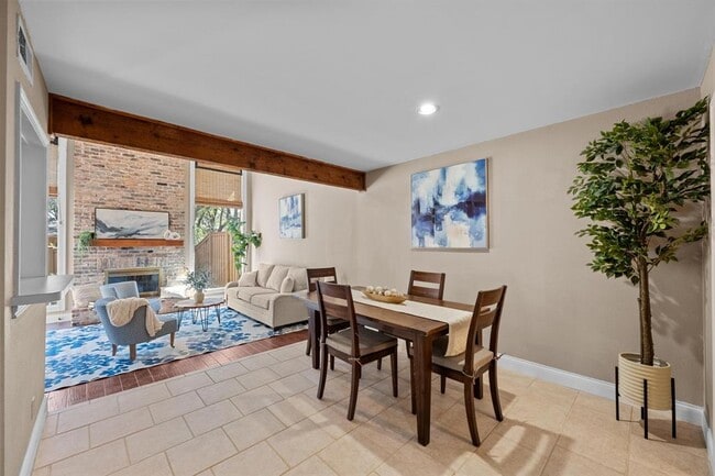 Foto del edificio - 8303 Summerwood Dr