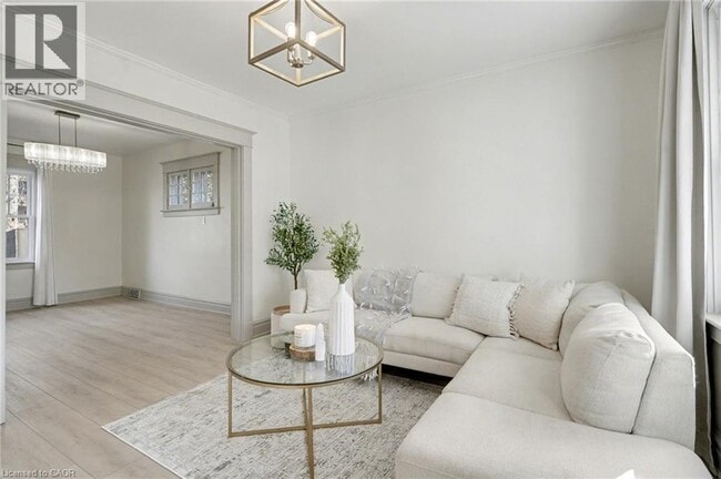 Building Photo - 39 Fielden Ave