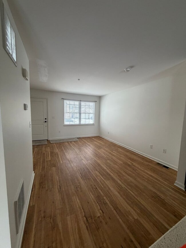 Building Photo - 12-12 Creekside Dr