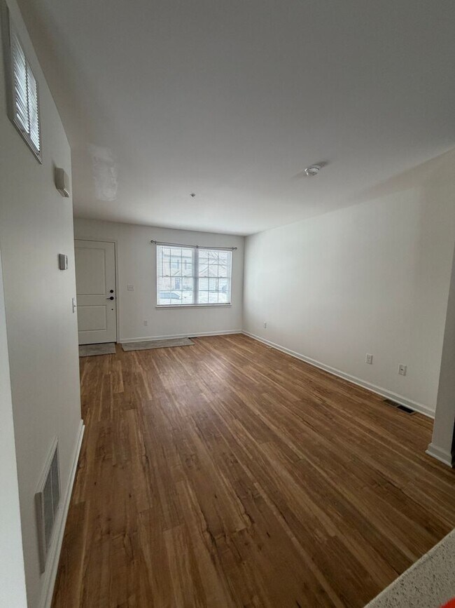 Foto del edificio - 12-12 Creekside Dr