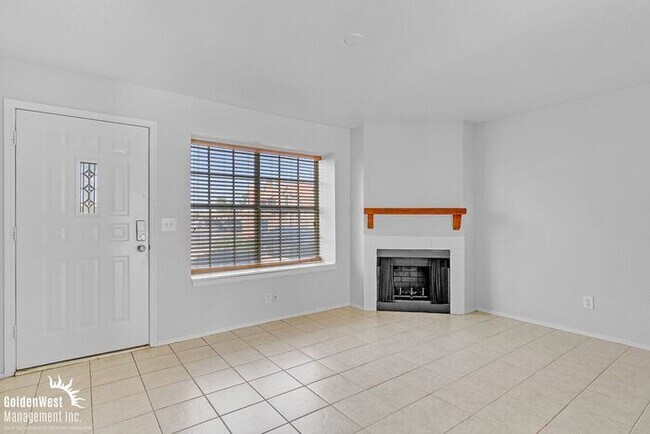 Foto del edificio - Bright 2Bdm 2.5Ba Townhome at Villa de Paz!