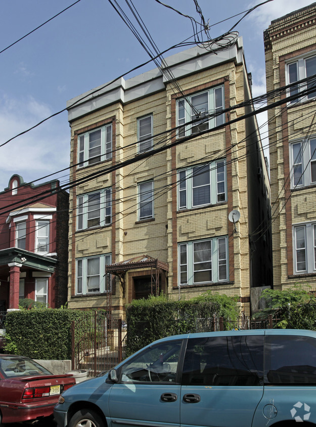 Primary Photo - 208 Bidwell Ave
