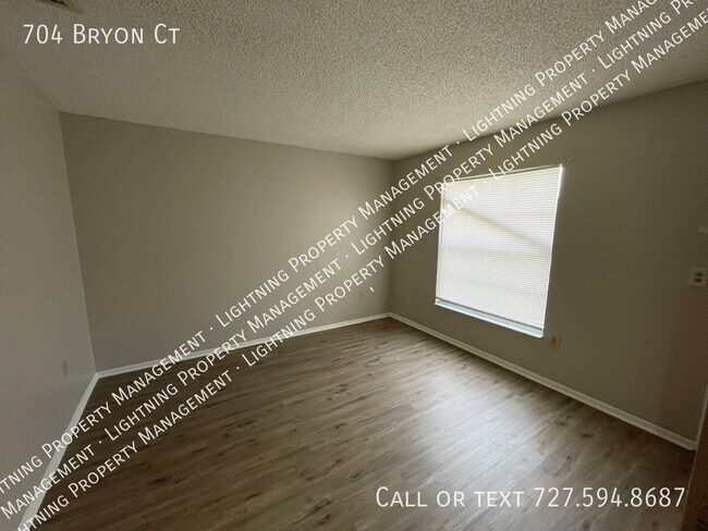 Building Photo - 704 Bryon Ct
