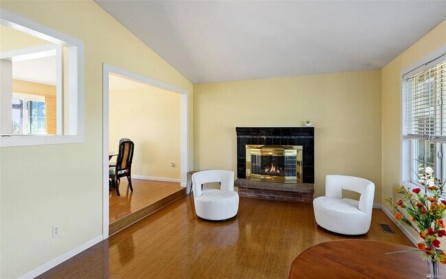 Building Photo - Cul-de-Sac Home Near Alderwood with Private Backyard