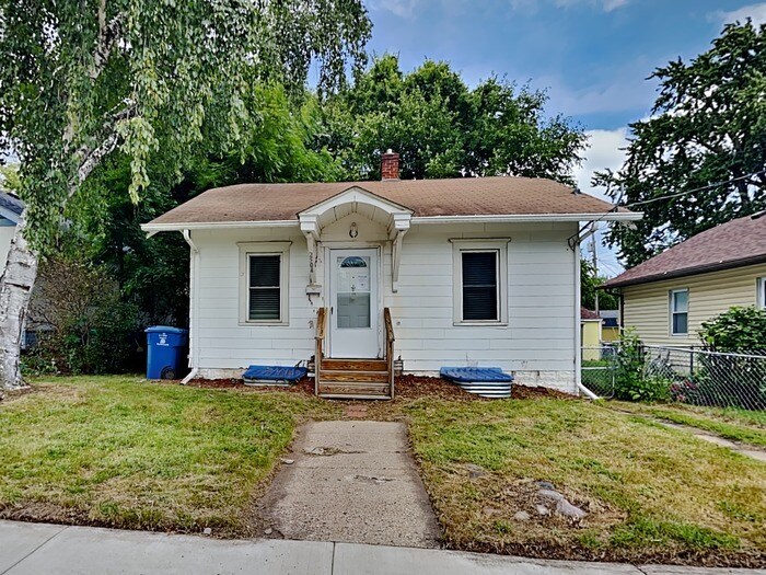 Primary Photo - Quaint 2 Bedroom, 1 Bathroom House in Minn...