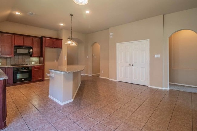 Building Photo - Gorgeous 3/2/2 plus office in Creekwood!