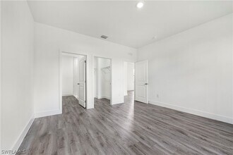 Building Photo - 1217 Cellini St E