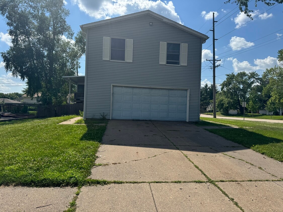 Building Photo - 2107 Tanglefoot Ln