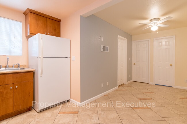 Building Photo - Smaller 2 Bedroom, 1 Bath Duplex Unit with Garage & Washer/Dryer Hook-Ups
