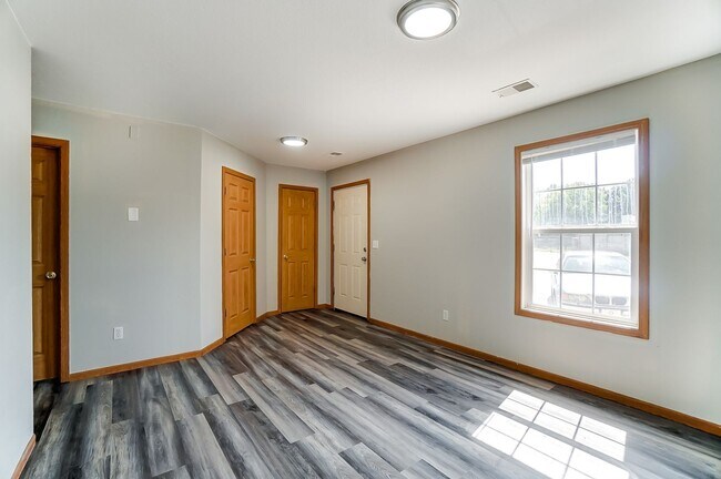 Foto del edificio - 1117 N Byrne Rd