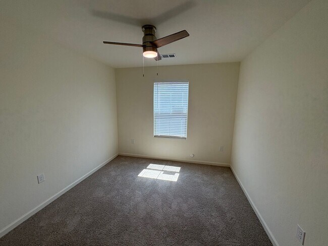 Foto del edificio - SE Visalia home with solar move in ready