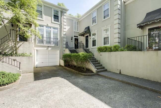 Building Photo - 107 St Charles Pl