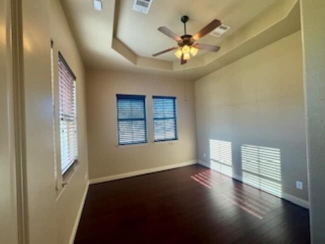 Foto del edificio - 3327 Bay W Blvd