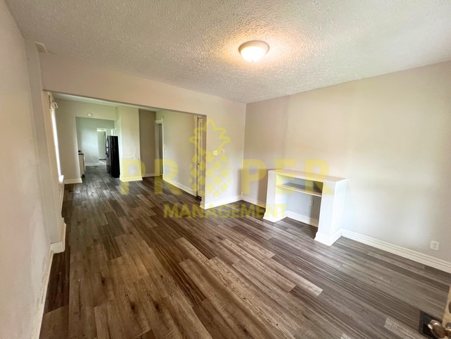 Building Photo - 2 bedrooms 1 bathroom house