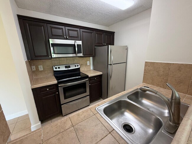 Foto del edificio - 1743 Village Blvd