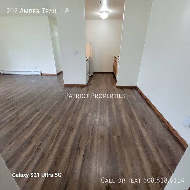 Building Photo - 2 bedroom/ 1 bath apartment in Sun Prairie...