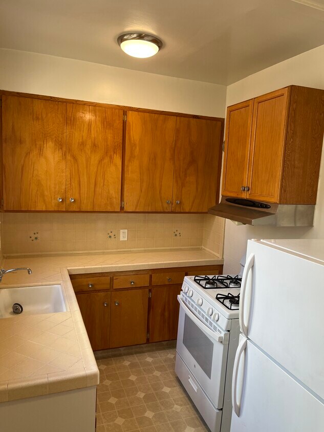 kitchen - 3033 Franklin St