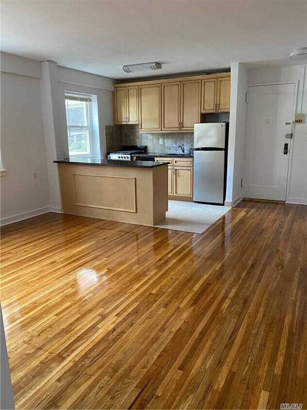 40 Knightsbridge Rd Unit 3F, Great Neck, NY 11021 Room for Rent in