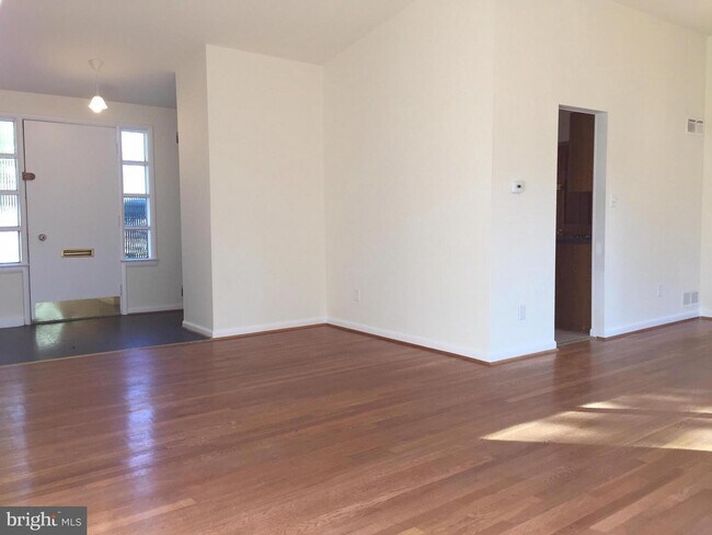 Building Photo - 1109 Devere Dr