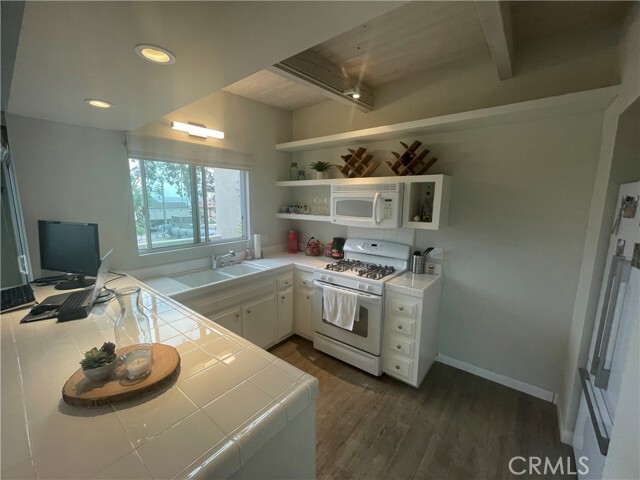 Building Photo - 353 Cedar Way