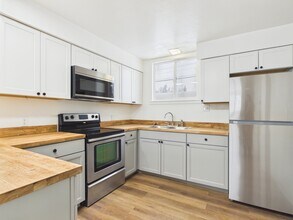 Building Photo - 829 17th Ave