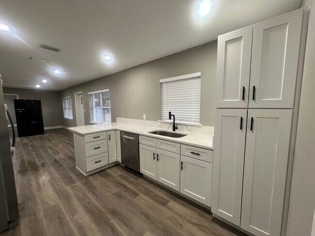 Foto del edificio - 16146 Wallace St