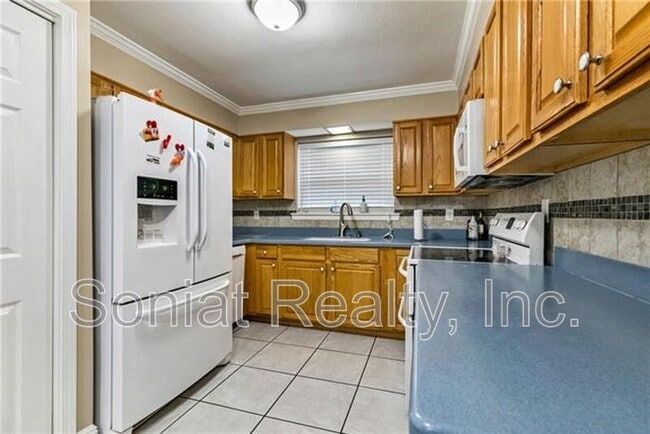 Building Photo - 5140 Eden Roc Dr