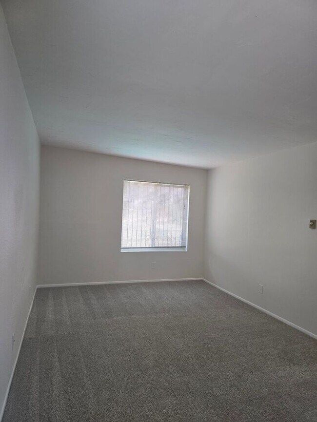 Foto del edificio - 1/2 MONTH FREE ON 12 MONTH LEASE AND MOVE ...
