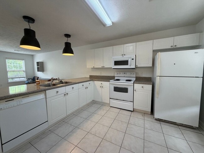 Building Photo - 1477 N Donahue Dr