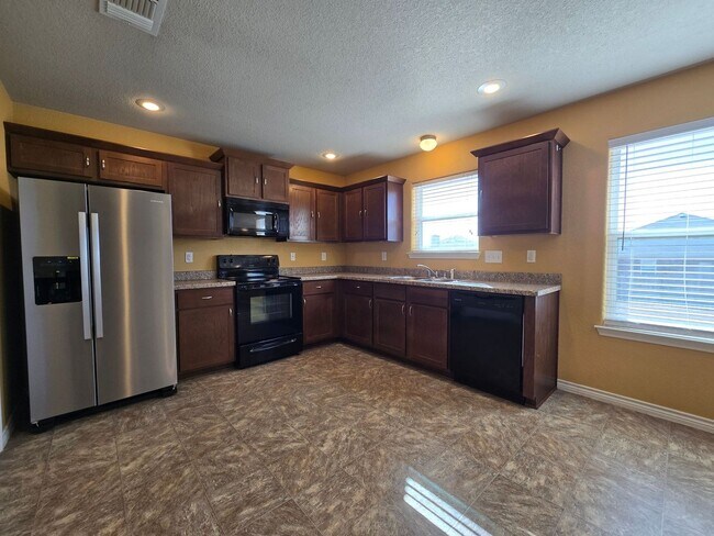 Foto del edificio - RENT SPECIAL - AVAILABLE NOW!