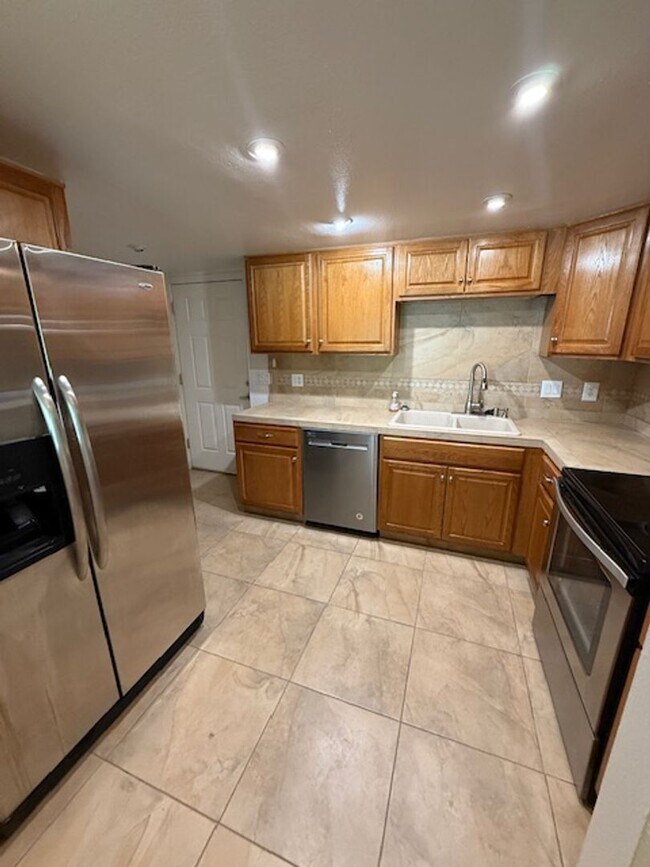 Foto del edificio - Beautiful 2 bedroom 2.5 bathroom with two ...