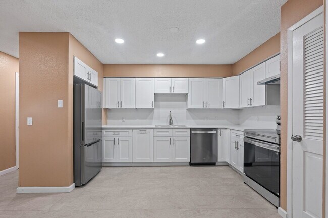 Foto del edificio - Furnished Option, Modern Comfort & Private Gated Patio!