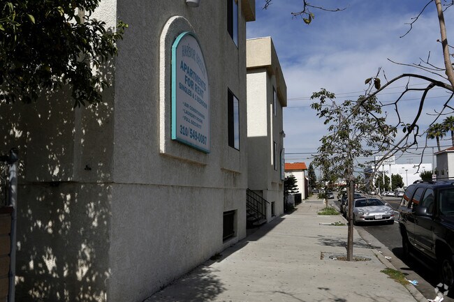 Building Photo - Harbor Breeze Apartments