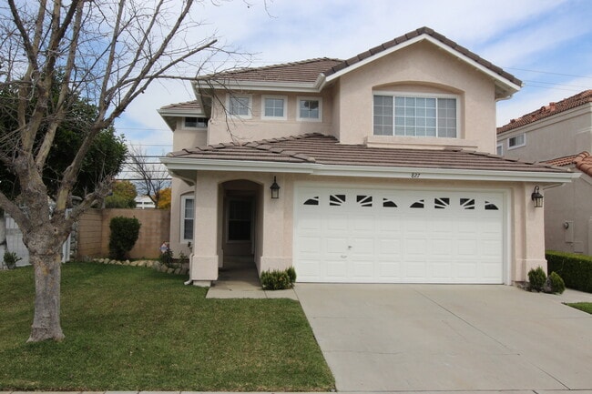 Foto del edificio - Coming Soon! Two story, 3 bedroom 2.5 bath...