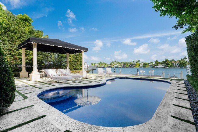 Building Photo - 315 E San Marino Dr