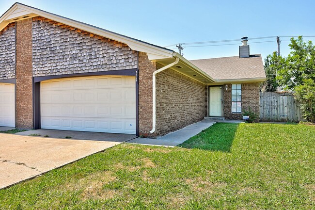 Building Photo - Great 1/2 Duplex in NW OKC