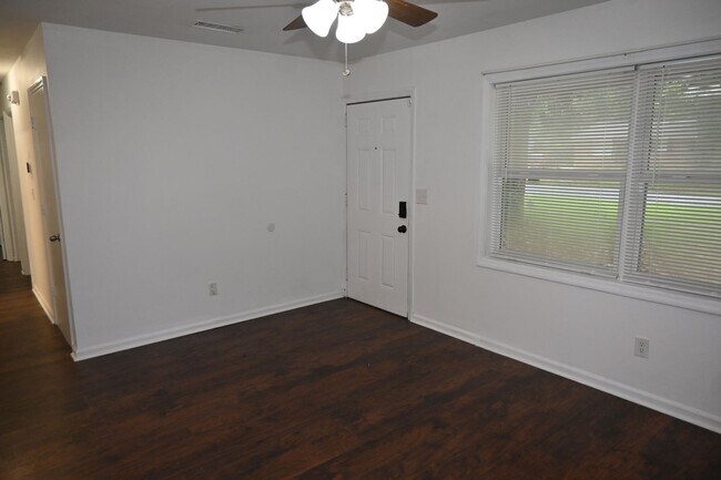 Foto del edificio - 2031 Wellborn Dr