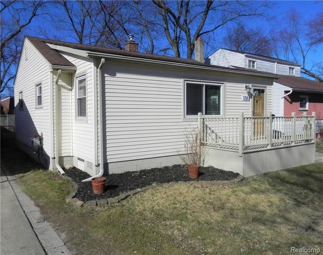 Building Photo - 1317 E Pearl Ave