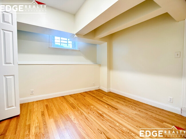 Building Photo - 10 Glenville Ave