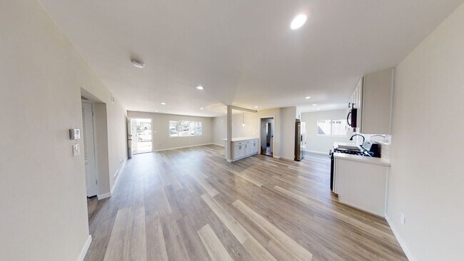 Foto del edificio - 4BD/2BA, Remodeled Kitchen! Newer Floors!