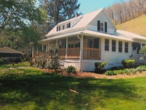 Building Photo - 112 Saddle Creek