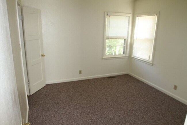 Foto del edificio - 402/404 E Pleasantview Dr