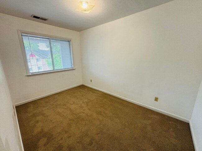 Foto del edificio - 4 bedroom 2 bath Third Floor Condo (rented...