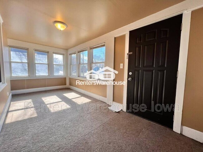 Building Photo - 111 E 14th Ct